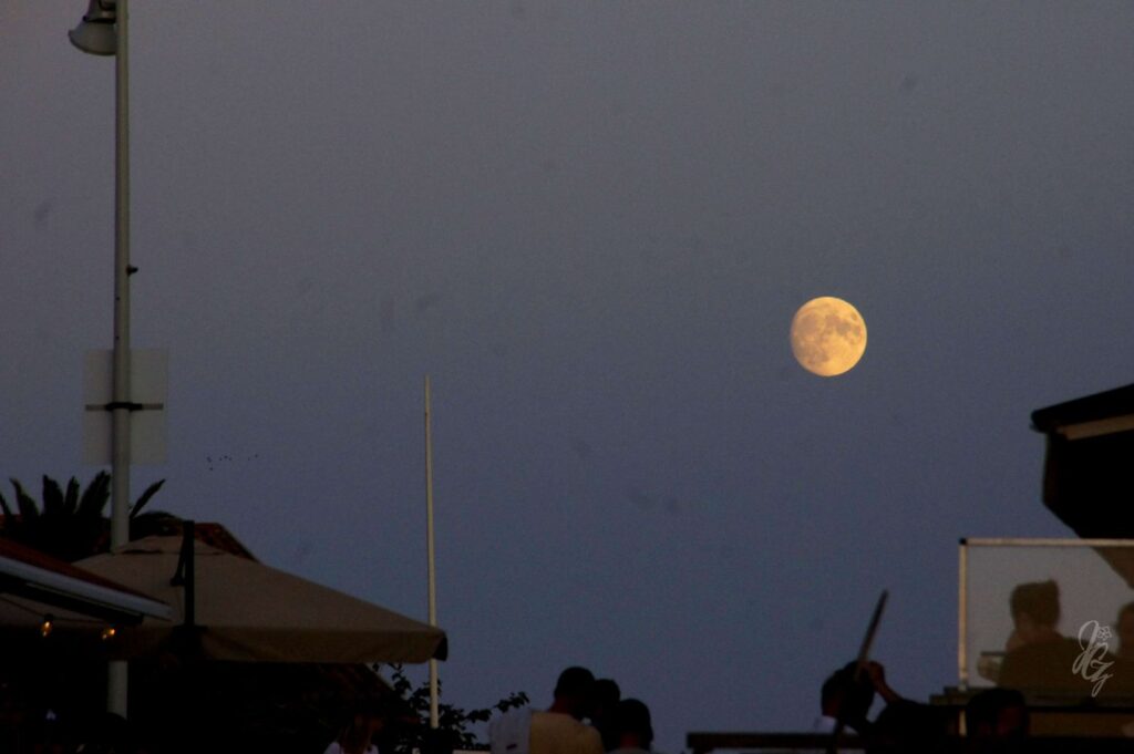 Full moon rising at La Gravière