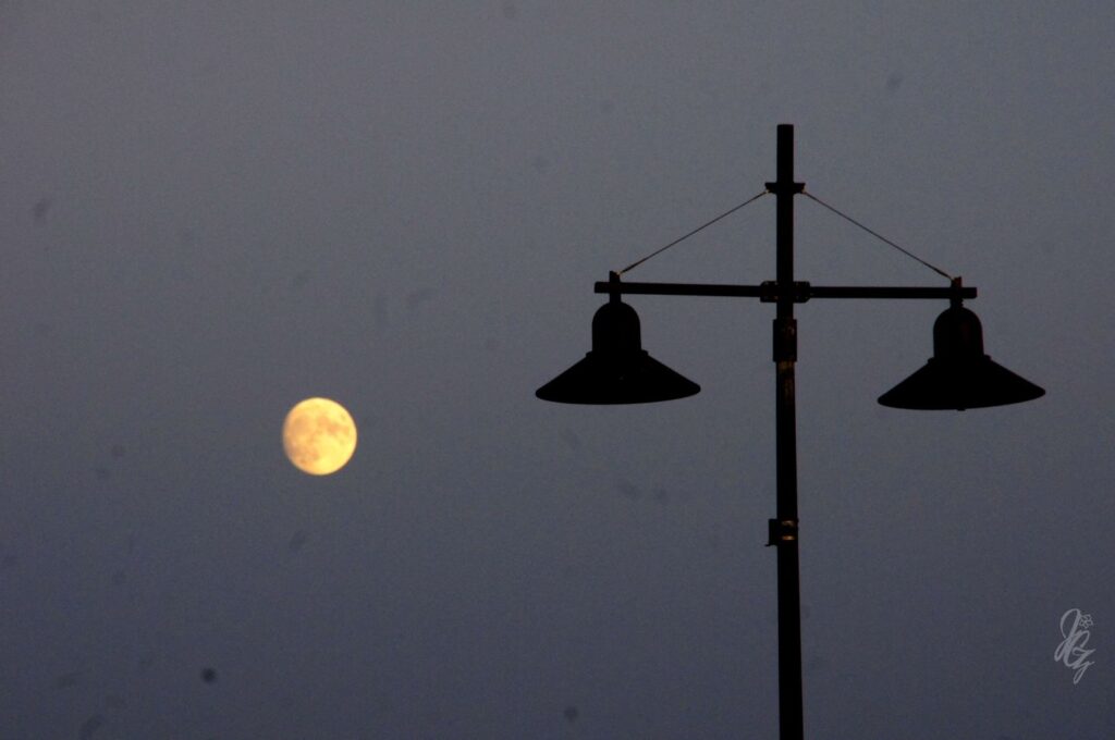 Full moon rising at La Gravière