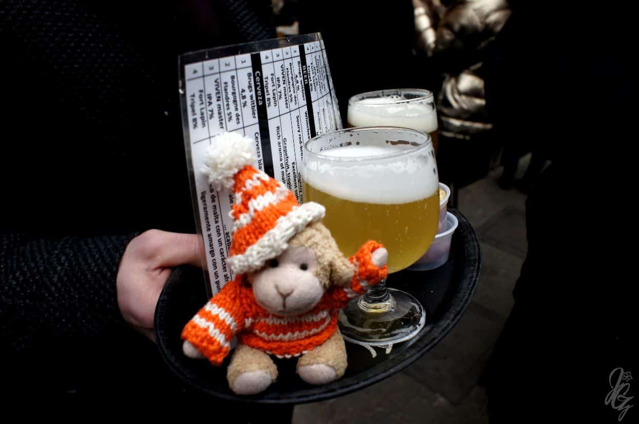 Charlie and the 4 small beers for the beer tasting at The Beer Wall in Bruges.