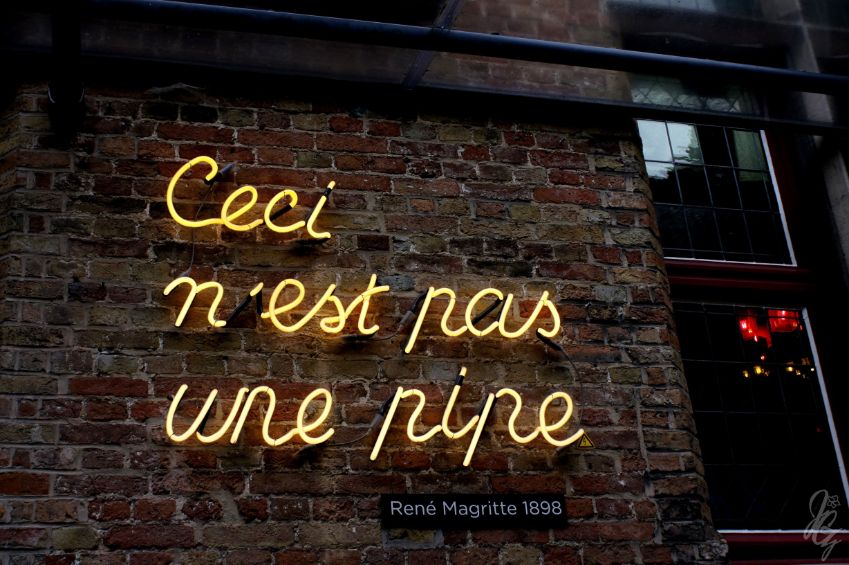 Wall sign at The Beer Wall in Bruges. It reads Ceci n'est pas une pipe.