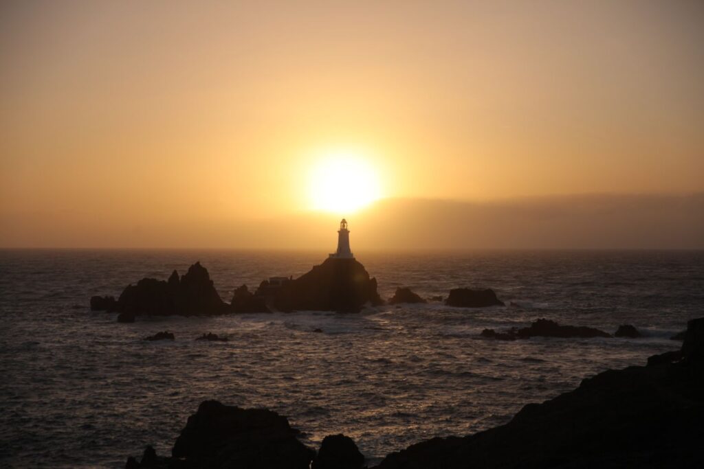 Leuchtturm in Jersey bei Sonnenuntergang