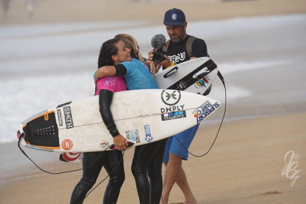 Johanne Defay and Molly Picklum hugging after the heat during the Roxy Pro France 2021