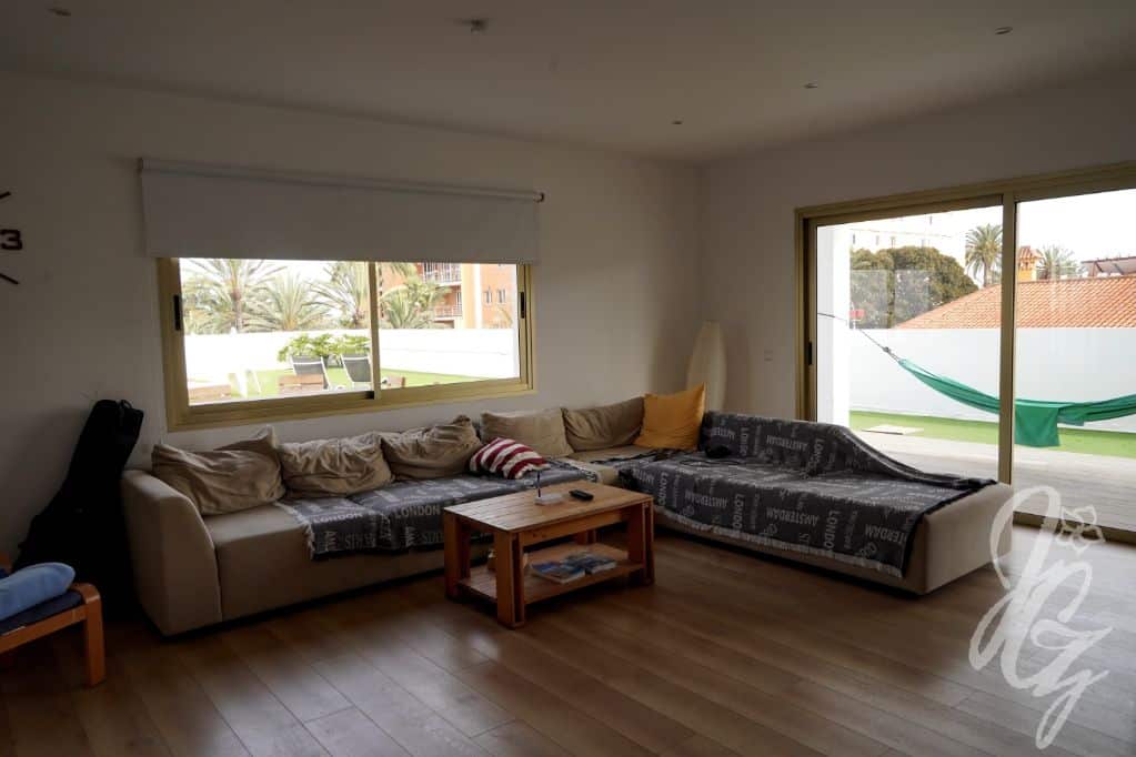 Living room with sofa at The Roof coliving in Las Palmas
