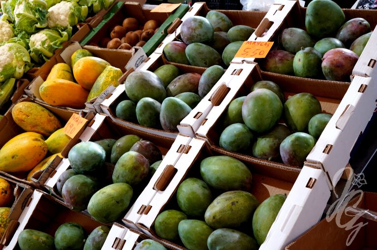 This market is one of the most popular markets amongst locals. Every weekend, local products ranging from fruits and vegetables to bread and cheese, are available for purchase at San Mateo market. The town itself is worth a visit and has a beautiful church and town centre. Type of products: fruits, vegetables, local products Opening hours: Saturdays from 8am to 8pm, Sundays from 8am to 2.30 pm