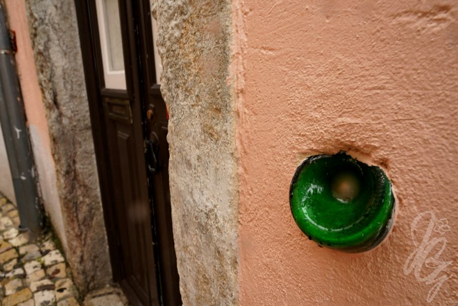 Bottle installation in Alfama to dry clothes