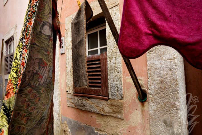 Bottle installation in Alfama to dry clothes