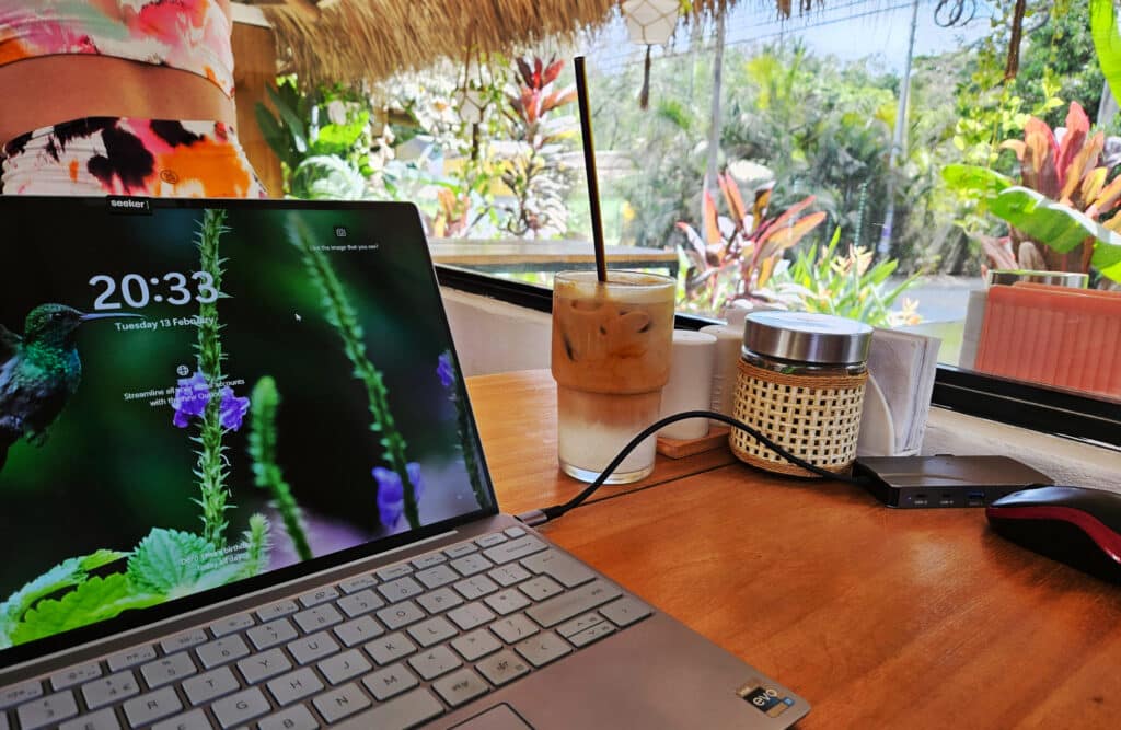 Coffee shop working in Santa Teresa