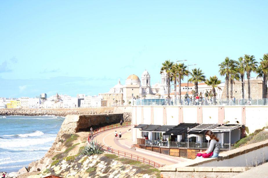 Along the beach promenade in Cadiz