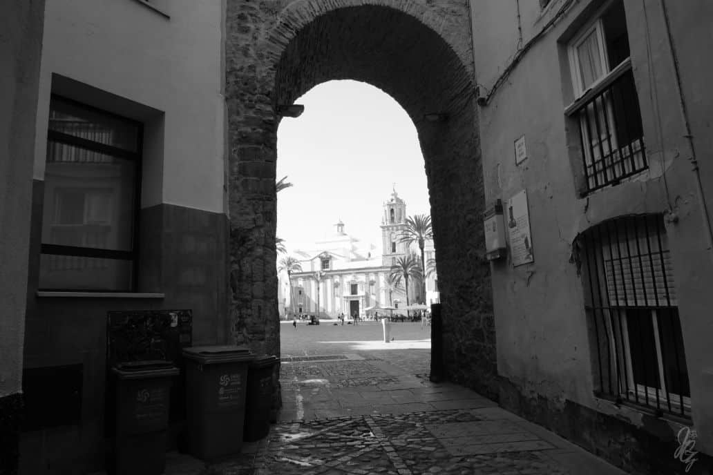 An arch in Cadiz with view towards the cathdral square