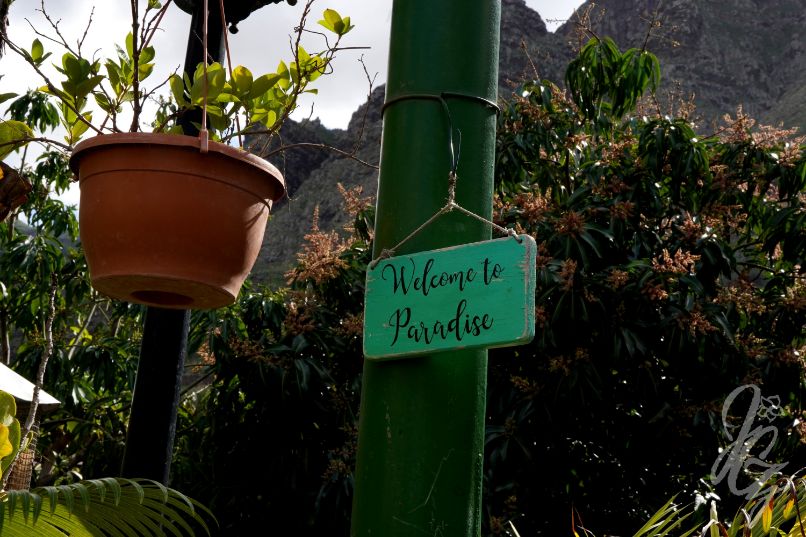 Welcome sign at Finca Laja reading "Welcome to Paradise"