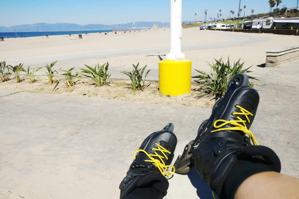 Rollerskating along Manhattan Beach