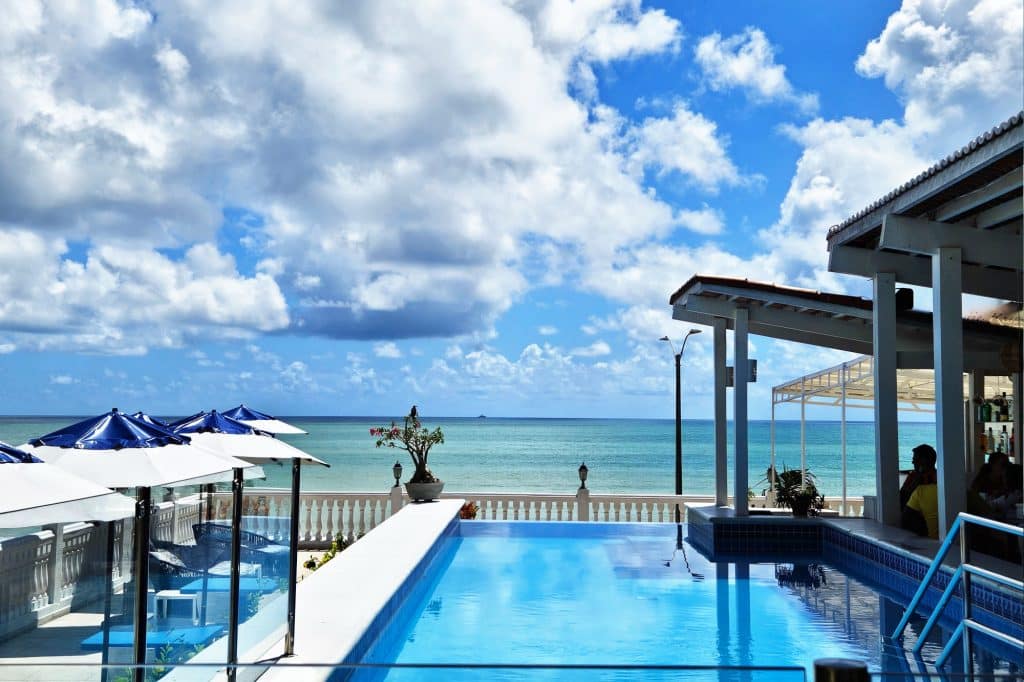 Hotel with pool and ocean view in Ponta Negra